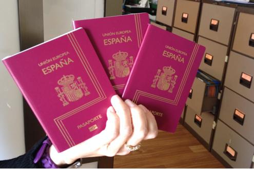0RYKER's tweet photo. ¡Atención! Si tu apellido aparece en esta lista podrás recibir nacionalidad española http://t.co/37JxJlNNNe http://t.co/jvXzdgPs99