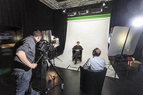 Vicvic91's tweet photo. #Paris a son @dailymotion studio, #Nantes a ses @StudiosdeLile ! #startup #mstream #FranceLive
http://t.co/HlvpNAsxWG http://t.co/GQr5mSZmAF