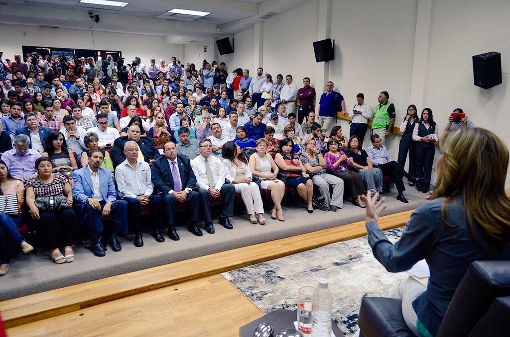 ClaudiaPavlovic's tweet photo. Gracias a mi alma mater por la oportunidad de dialogo con jóvenes y académicos quienes forjan la visión del futuro http://t.co/zs3EiCZmar