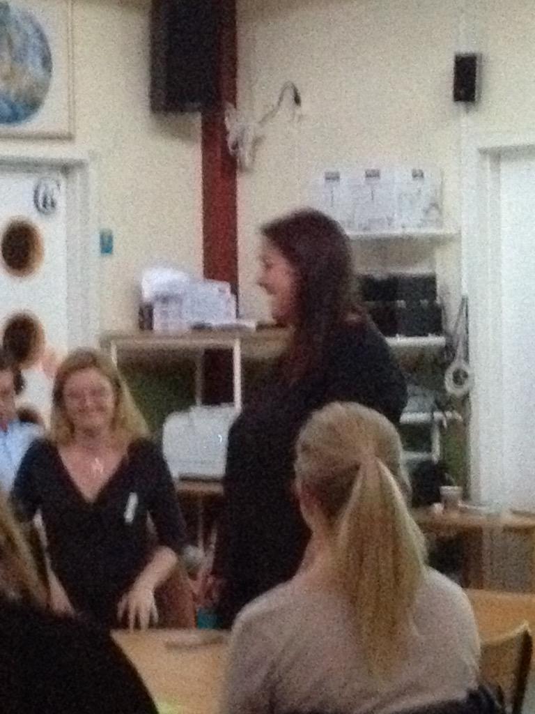 PUlvhag's tweet photo. @landinlena Rektor Lena Ländin tackar för en super inspirerande kväll #TeachMeetElla http://t.co/cSHDdjpHA6