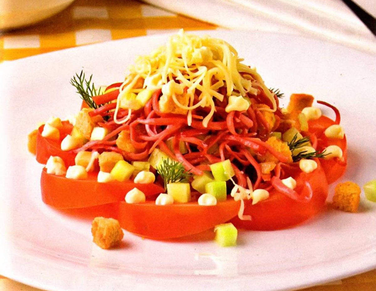 Салат с сыром и сухариками - vkusnosnami.com/salat-s-sirom