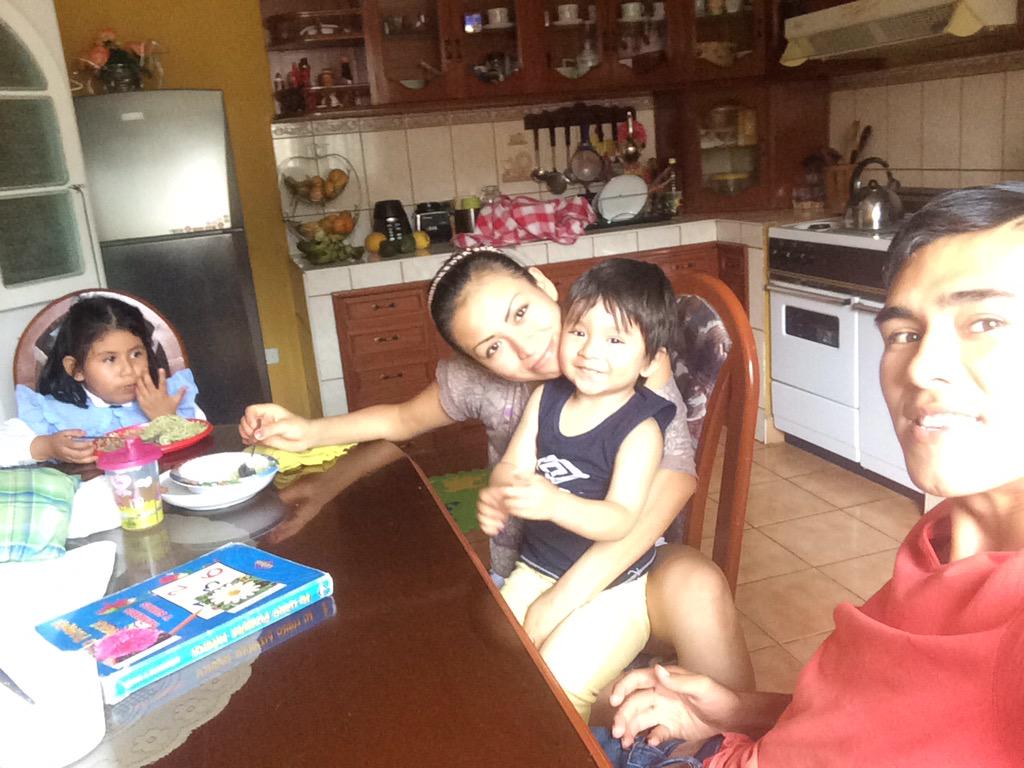XinitO_22's tweet photo. Almorzando en la #casa http://t.co/9klUOxv1LP