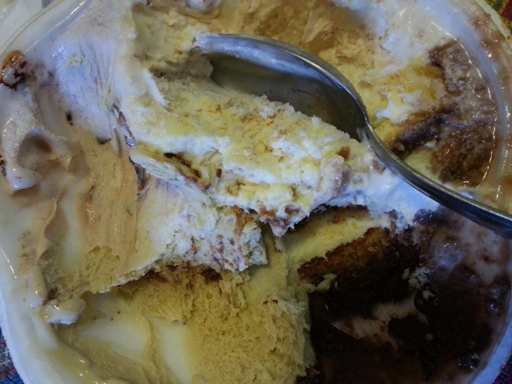 StresaTravel's tweet photo. Takeaway dessert tonight Kinder, Stefania, pistacchio and St Honoré (new flavour @MandiMoves!) #italy #gelato http://t.co/JMQlVMFIWO