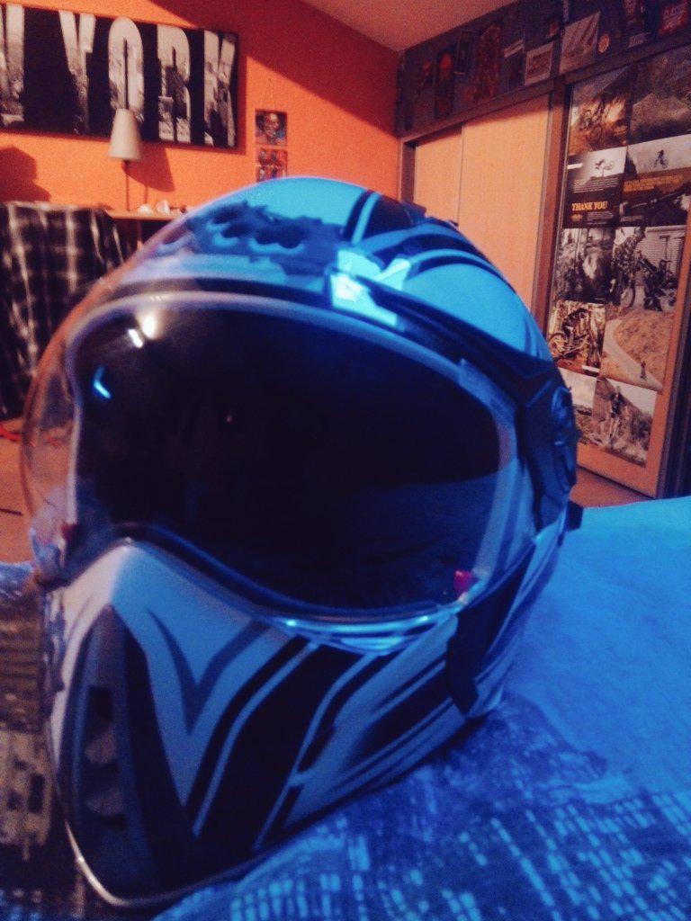 SuperRenoi's tweet photo. Mama qu'il est beau ce nouveau casque je suis refais #Airow #J106 http://t.co/yBNdYSntXi