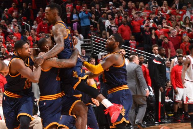 Basket4us's tweet photo. LeBron: “Dadme la pelota; voy a ganar el partido” http://t.co/zpWg9A9NHK http://t.co/kXuOLpcYfx
