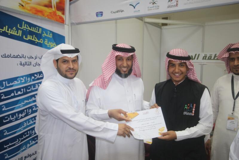 SmanW3sal's tweet photo. المهندس عوده خلف العنزي الرئيس التنفيذي ل #مهرجان_سمن_وعسل_بصوير يكرم مجلس شباب #الجوف على مشاركتهم في المهرجان #صوير http://t.co/Eiqn6vgKDR