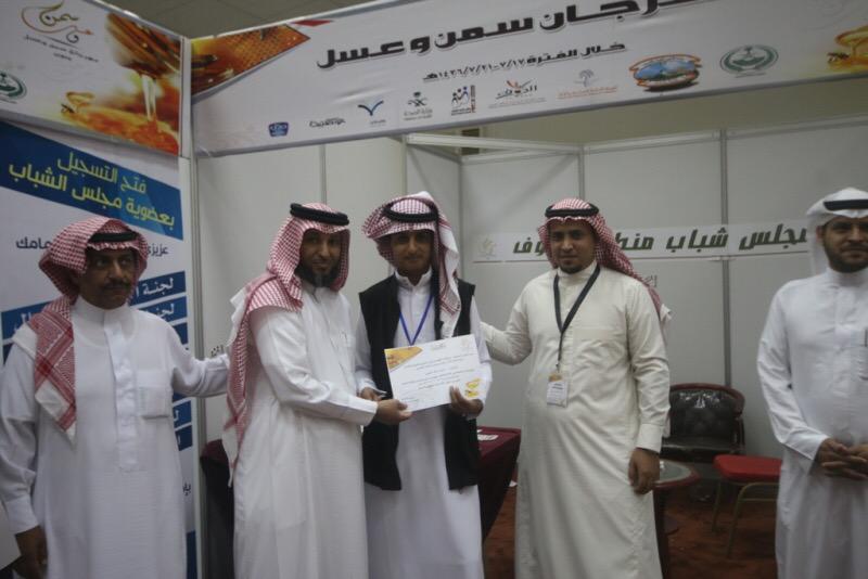 SmanW3sal's tweet photo. المهندس عوده خلف العنزي الرئيس التنفيذي ل #مهرجان_سمن_وعسل_بصوير يكرم مجلس شباب #الجوف على مشاركتهم في المهرجان #صوير http://t.co/Eiqn6vgKDR