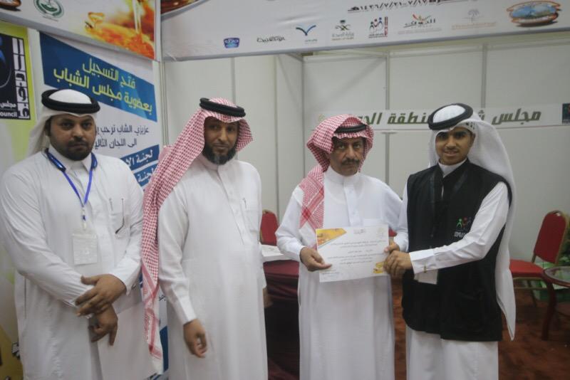 SmanW3sal's tweet photo. المهندس عوده خلف العنزي الرئيس التنفيذي ل #مهرجان_سمن_وعسل_بصوير يكرم مجلس شباب #الجوف على مشاركتهم في المهرجان #صوير http://t.co/Eiqn6vgKDR