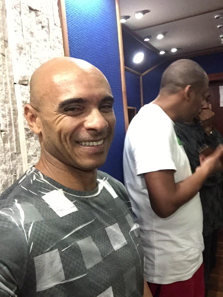 luizcpicole's tweet photo. As 22hs entro ao vivo com as cordas no twitcasting ⏰⏰⏰⏰⏰📱📱📱📱📱📱#Orquestra #CDPICOLE2015 http://t.co/UbYafMZkEs