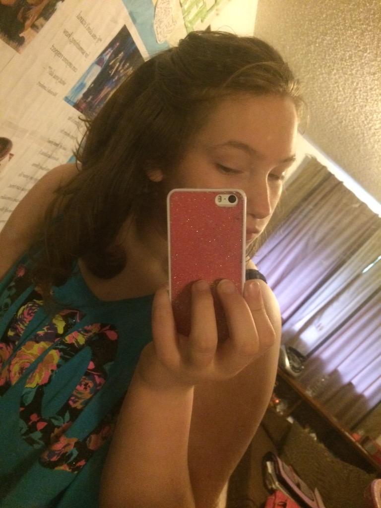 marenmrris's tweet image. Kinda obsessed with selfies (and pink), kinda really suck at taking selfies. #IHaveProblems