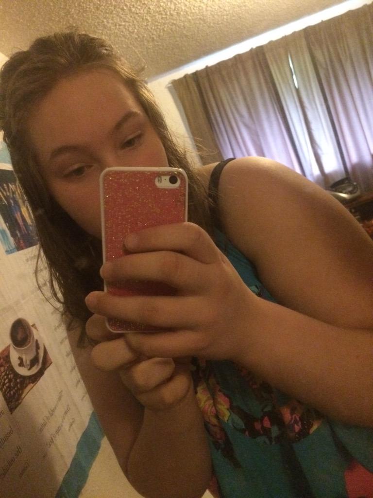 marenmrris's tweet image. Kinda obsessed with selfies (and pink), kinda really suck at taking selfies. #IHaveProblems