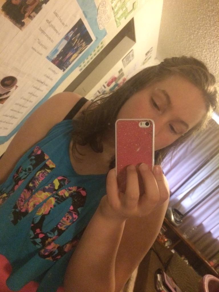 marenmrris's tweet image. Kinda obsessed with selfies (and pink), kinda really suck at taking selfies. #IHaveProblems