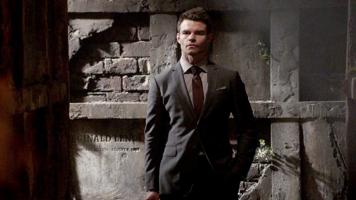 IamLYNO's tweet photo. Elijah's suit tho! "@cworiginals: Elijah had a plan of his own... #TheOriginals http://t.co/8f9frGLx07"