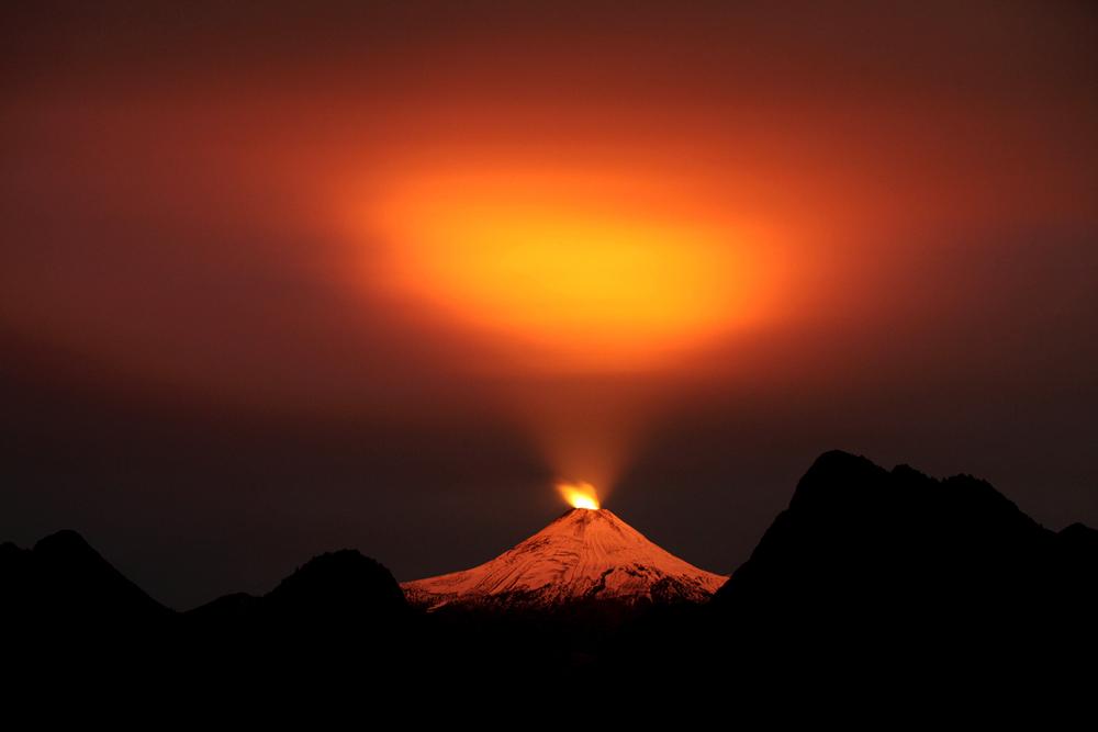 Internazionale's tweet photo. L'eruzione del vulcano Villarica, in Cile. Le foto più belle del giorno. http://t.co/YOjlCXHGCt http://t.co/04SxfYjfRV