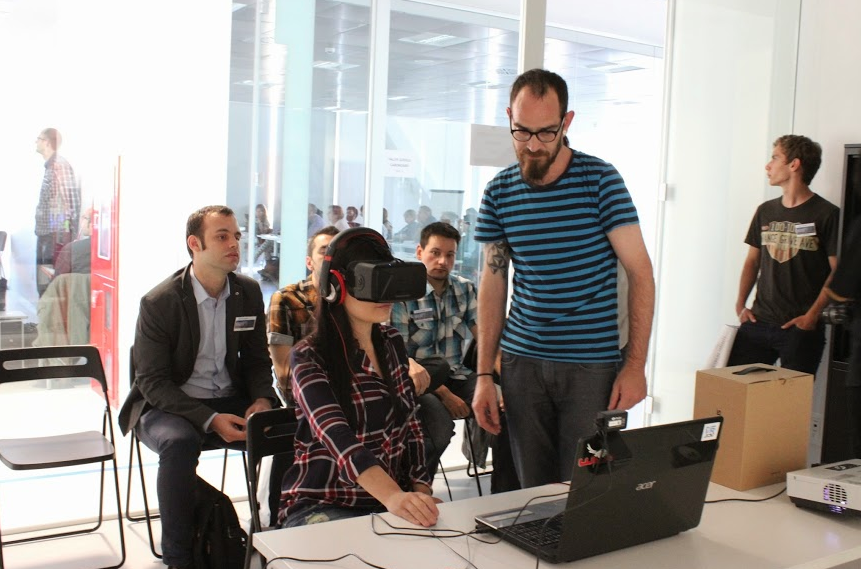 icynthia's tweet photo. Me cazaron en #Aumentame2015 con las #Oculus (mi próximo juguete para experimentar será #VR) http://t.co/za7Z1lYWAt