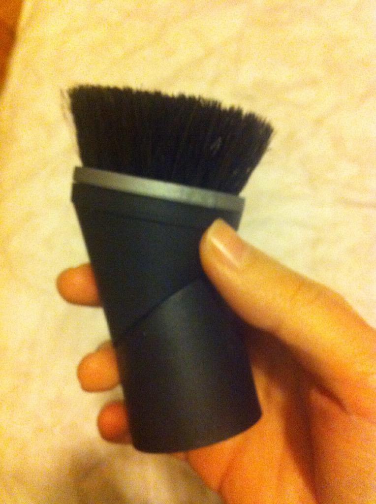 pudramın içinden çıkan fırçasdfghsffhjj