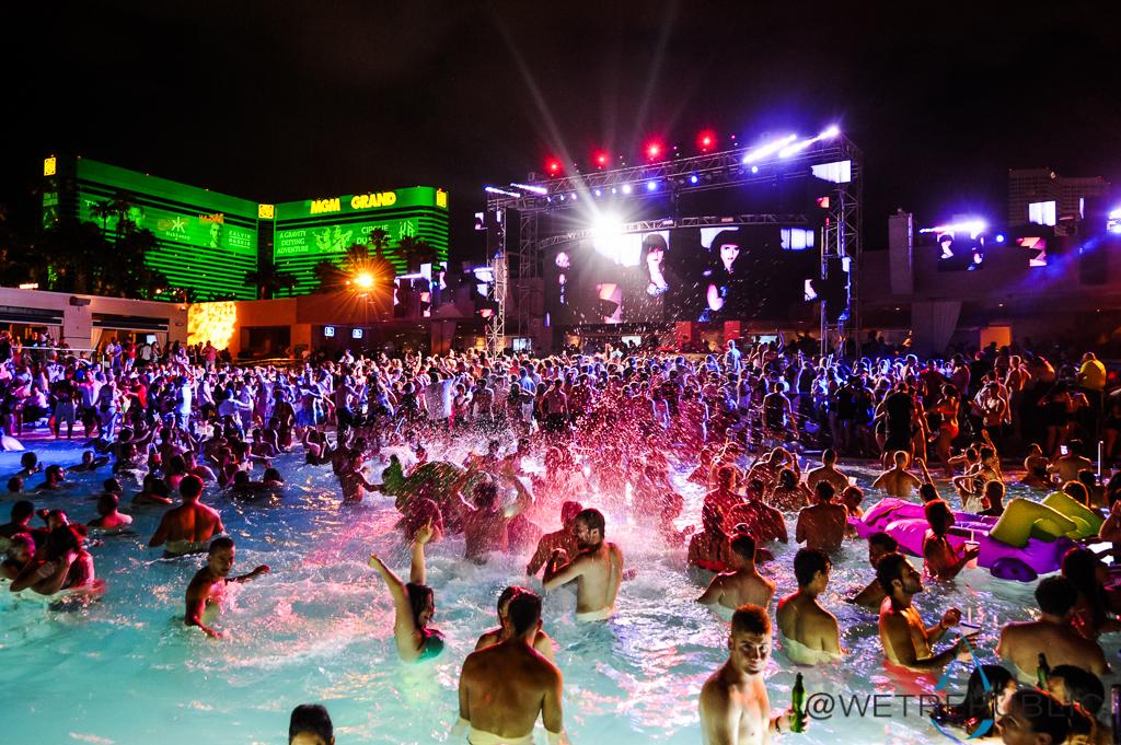 ghostino22's tweet photo. “@MGMGrand: Clearly, nightlife is our middle name @WetRepublic. http://t.co/YT9g6RTiki #WetatNight http://t.co/GDGcU7VN5D” get me back here
