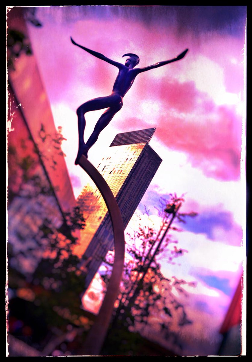 setev55's tweet photo. One of the new Athlete sculptures outside @HOME_mcr http://t.co/bFIhUMoYIC