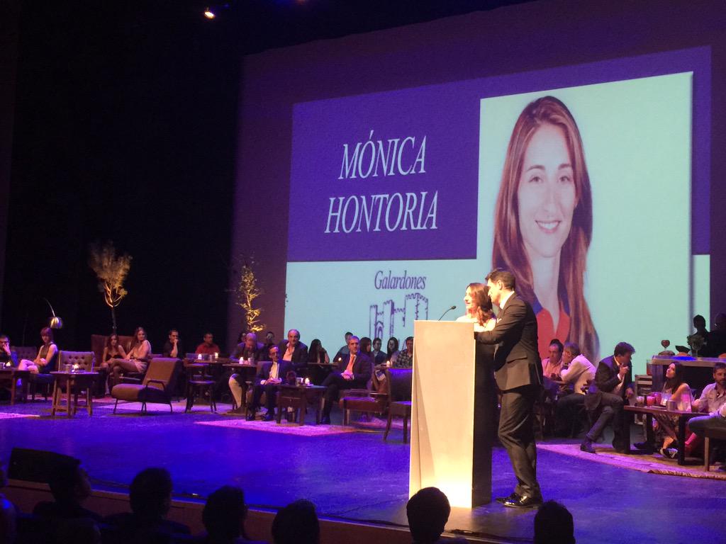 LaAlcazabaAvila's tweet photo. Mónica Hontoria embajadora abulense en #PremiosAlcazaba. Recibe premio de mano de @juanjoarteroweb http://t.co/KIxU8b8fXu