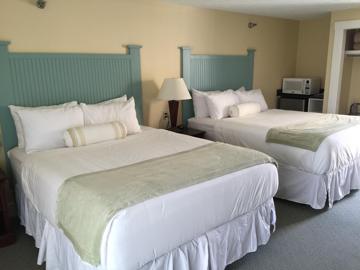 thecolonialinn's tweet photo. New headboards in our East Building - rooms with 2 Queen Beds! Most #comfortablebeds in town, now also the prettiest! http://t.co/irWczjVj2B