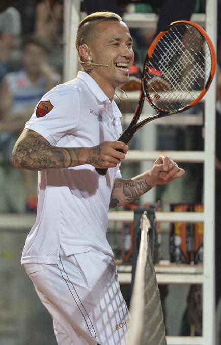 RadjaASRoma1's tweet photo. #TennisWithStars 💪🎾 http://t.co/JsA5i42lls