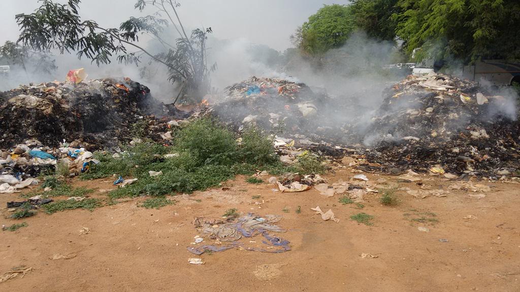 AbhilashM_BLR's tweet image. Large scale #GarbageDumping #Burning has come to #Whitefield - #Dinnur grounds. @rk_misra @bbmpadmn