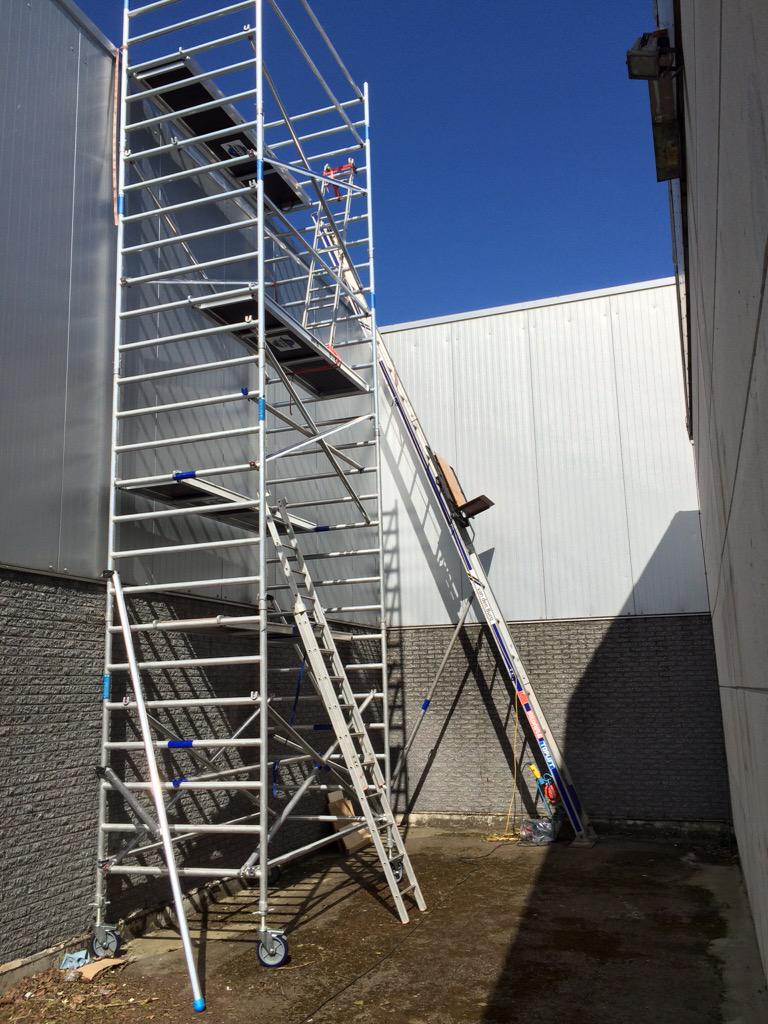 ronaldburg's tweet photo. Zat. Nacht tussen 1:00 -3:00 is er o.a. een ladderlift gestolen aan de verspyklaan in Naaldwijk! Iemand iets gezien? http://t.co/4JzcomTYtb