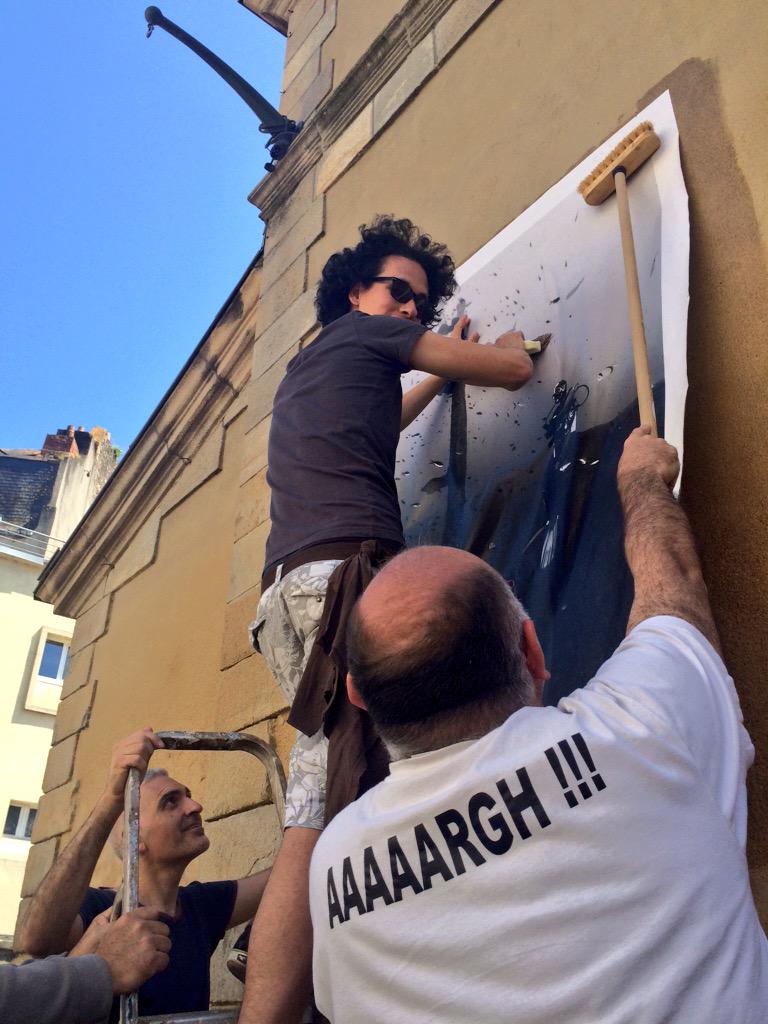 seblegourrierec's tweet photo. #auborddelautre ça se passe sur les murs de #vannes #56 #abda2015 aaargh http://t.co/cPUFDnZeTK