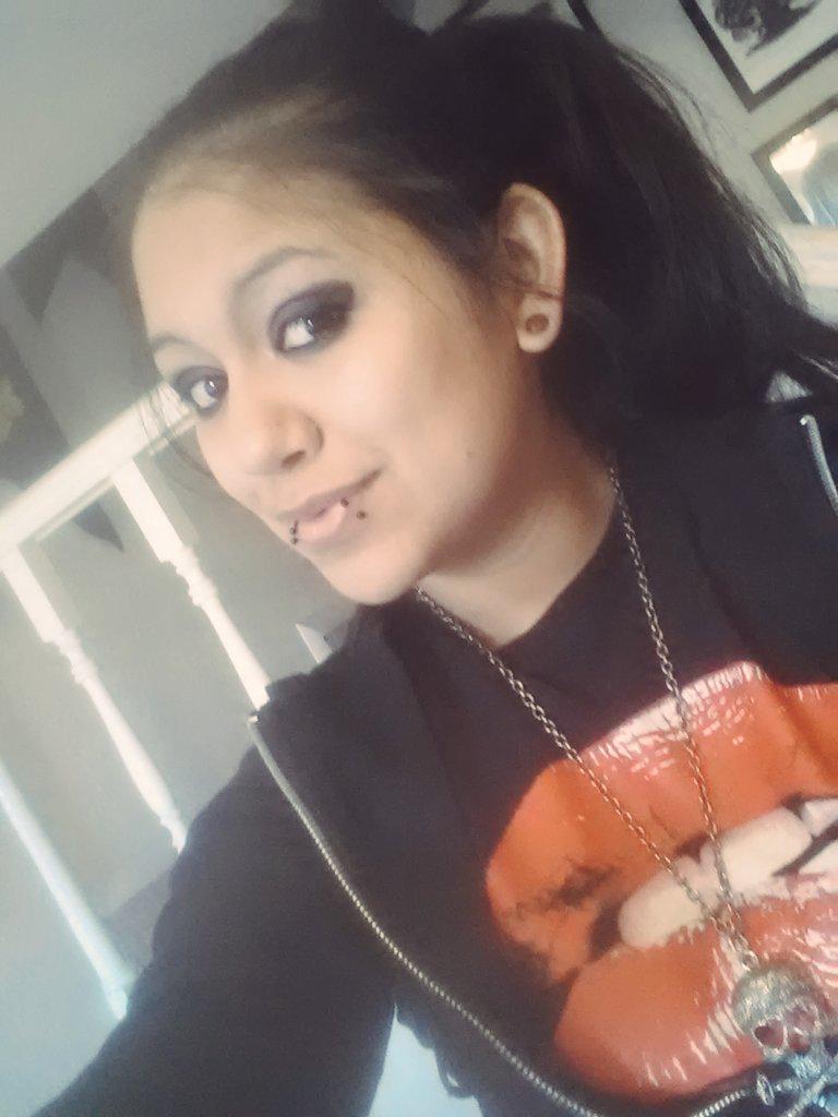 AlwaysSleepyHea's tweet photo. I'm in such a #goodmood today and i look amazing. ;P #lifesgood #snakebites #rockyhorror #gagues http://t.co/Vaqv6M8udZ