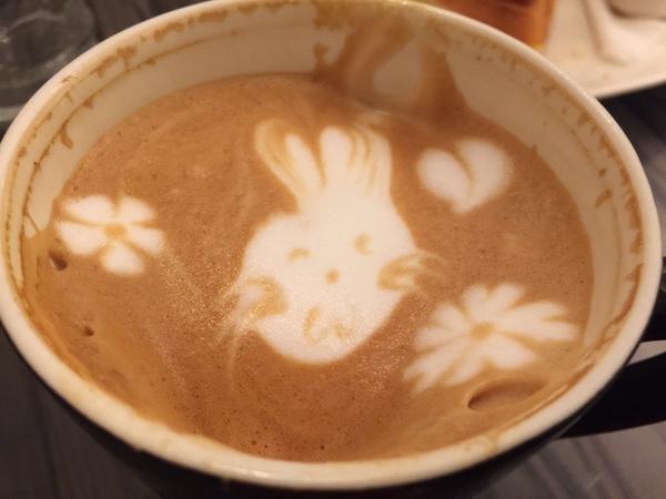 celindawhitham's tweet photo. 待ってる間にラテを注文しましたよん
こういうのテンション上がる〜
うさぎさんを残して飲みきってやる〜 http://t.co/1kodKxk89A