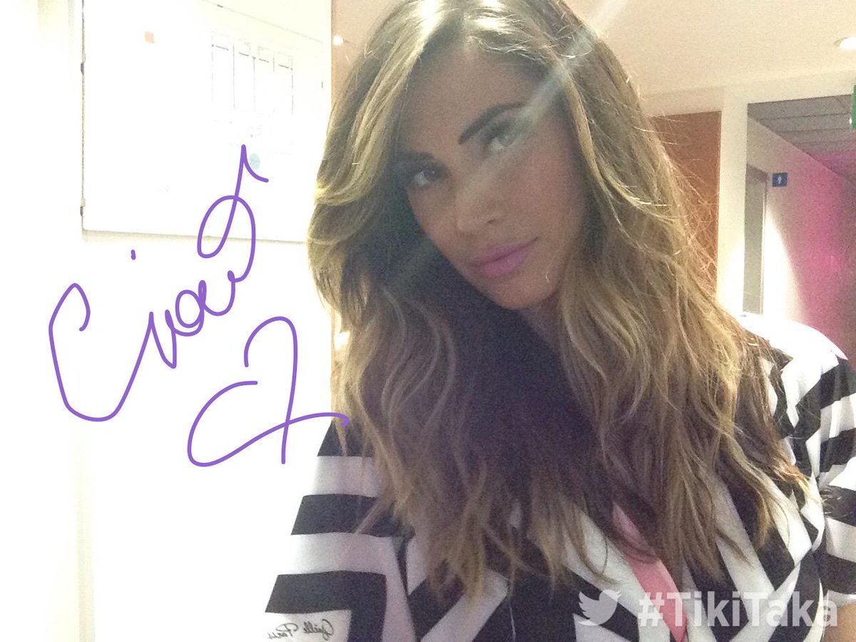 TikiMediaset's tweet photo. .@sattamelissa svela la sua mise al #TwitterMirror di #TikiTaka... che ne dite??? @social_mediaset http://t.co/YP5r2DMOmF