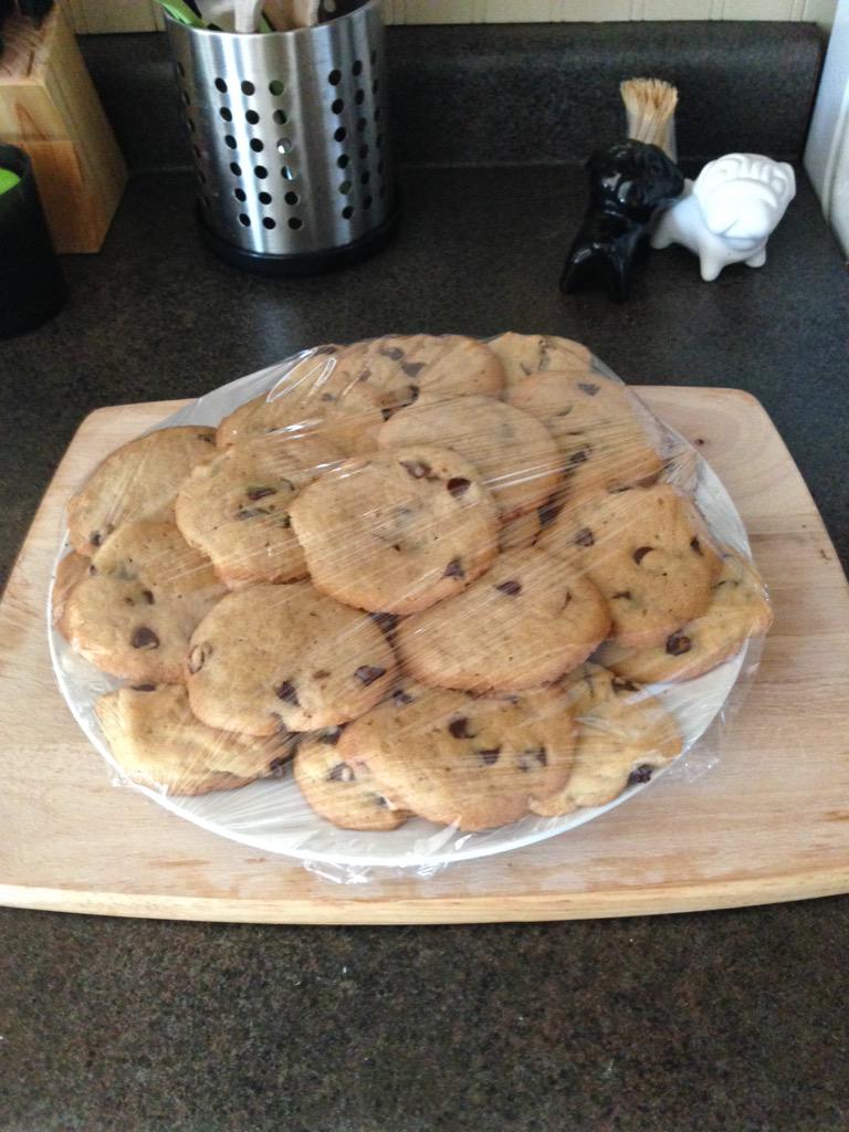 JoshWang5's tweet photo. Love coming home to fresh baked cookies 😍 http://t.co/p2ezdMEqd6