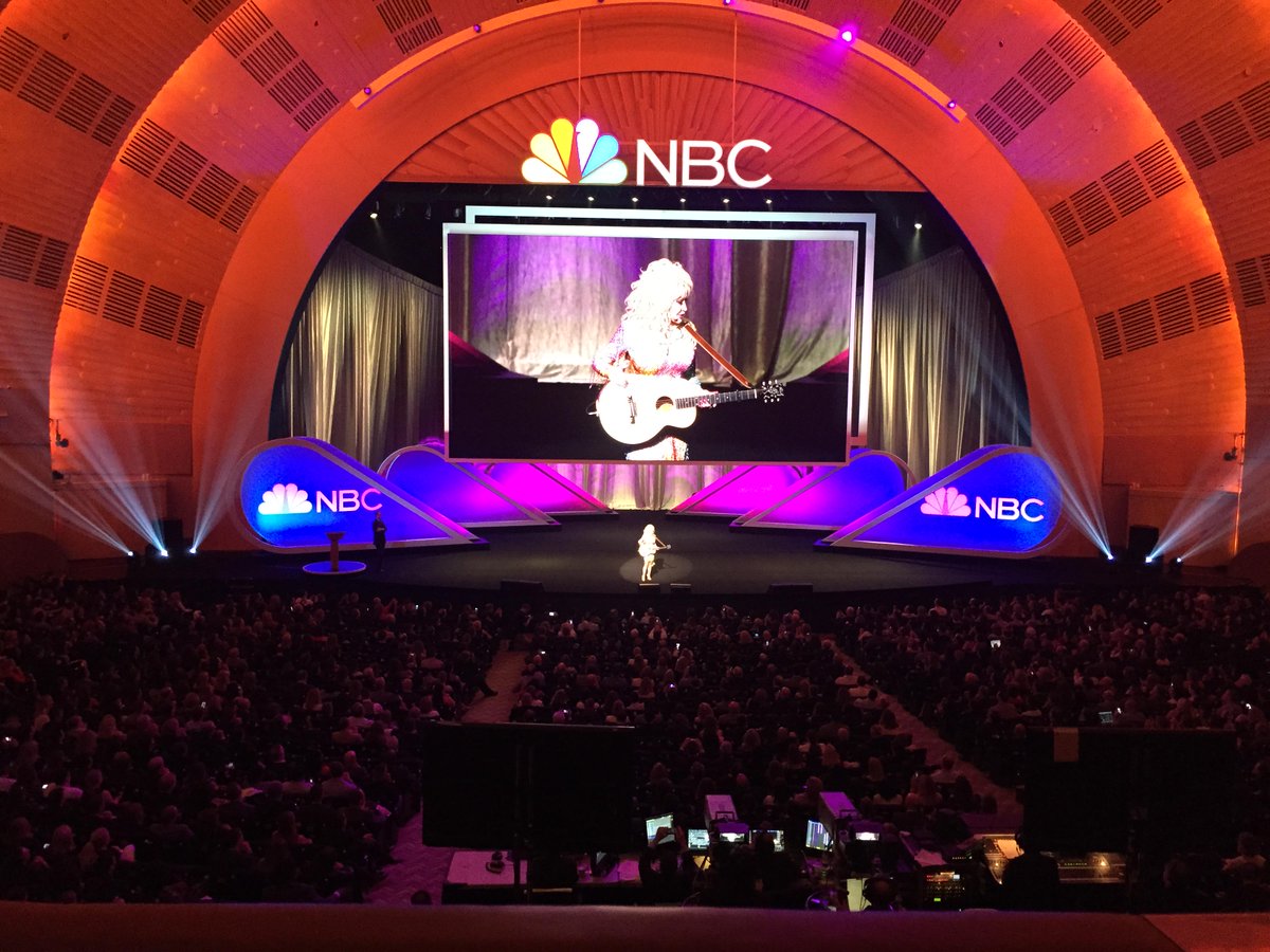 Dawn_RPR's tweet photo. @DollyParton performs live at #nbcu upfront 2015! http://t.co/XFgHkNuLyk
