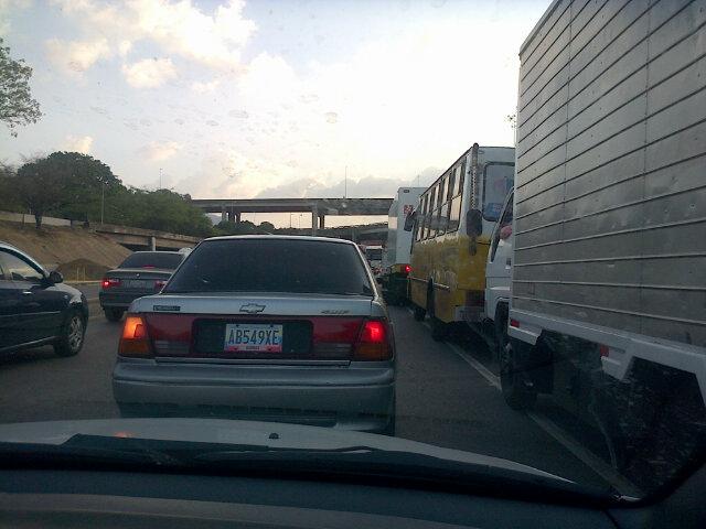 Nortizjo's tweet photo. "@traficovv: Vía @FMCENTER fuerte trafico en la autopista Francisco Fajardo a la altura distribuidor la Araña http://t.co/D3HS6ggOqh