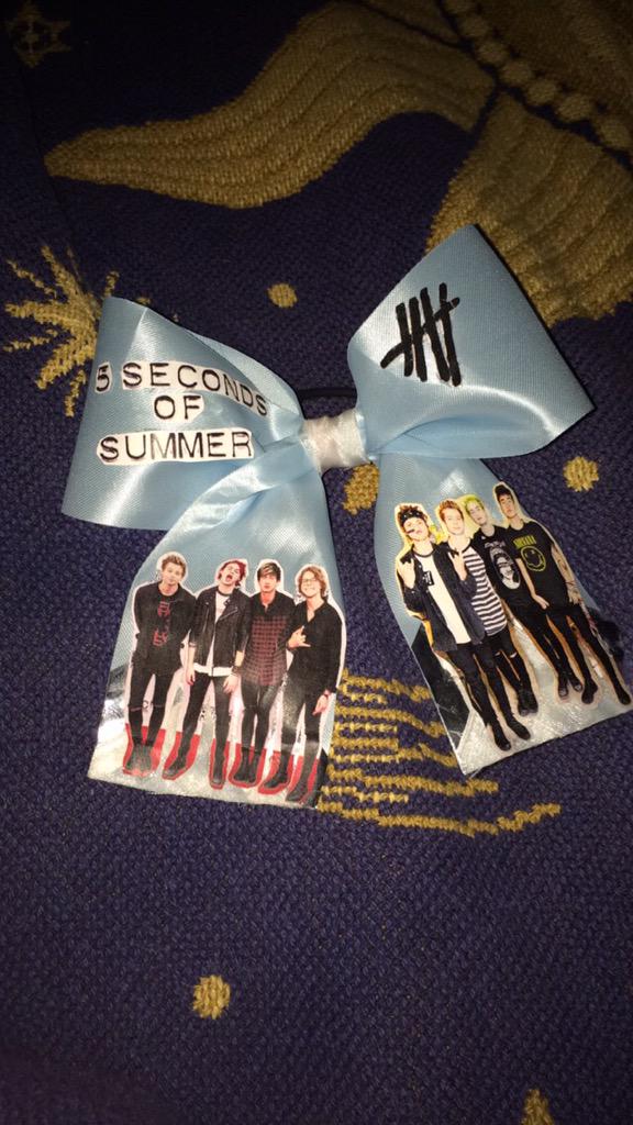 NlRVANlCLUKE's tweet image. I quit cheer bUT MY FRIEND MADE ME A 5SOS BOW KABSKAVDKAVD