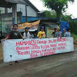 08:13 Sekitar 5 orang warga melakukan aksi penyampaian pendapat di Jl. Raya Parung  (Foto:<a href="/KH_amri/">Khairil Amri</a>)