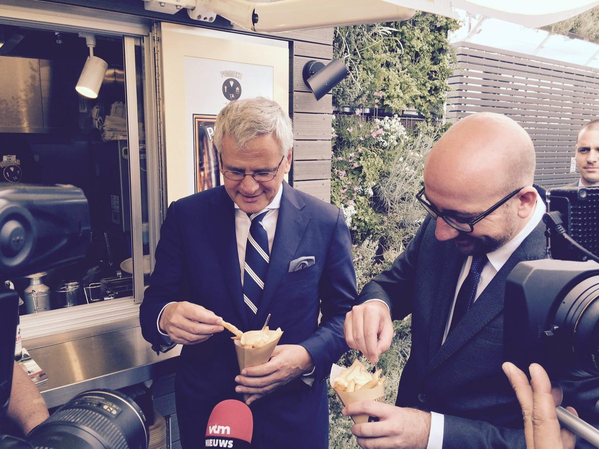 edonckier's tweet photo. Charles Michel en Kris Peeters steken samen een frietje bij Pommeke in Tokyo @CharlesMichel @peeters_kris1 http://t.co/OWIqEGj4oB