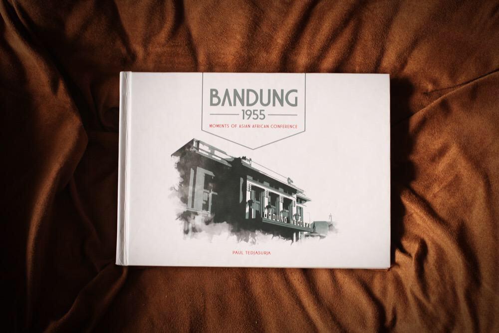 infobdg's tweet photo. Buku Foto #BDG1955 adalah karya Paul Tedjasurja Saksi &amp; Perekam Sejarah KAA 1955 » http://t.co/SMBBYDOqAA #infoBDG http://t.co/3MXPh9hV9Z