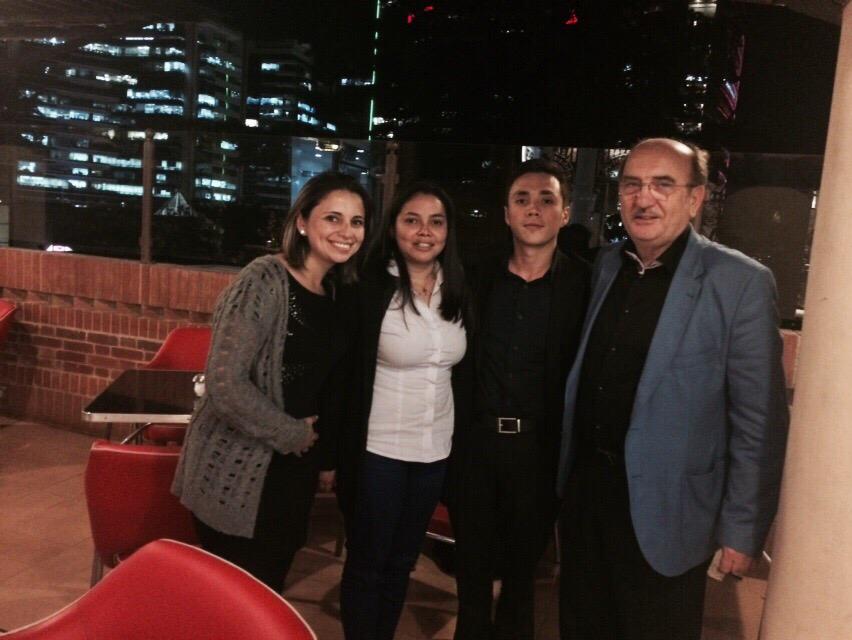 nestorbraidot's tweet photo. Con Johana, Lorena y Jeison mis queridos alumnos colombianos del diplomado http://t.co/NKBkPSt13n
