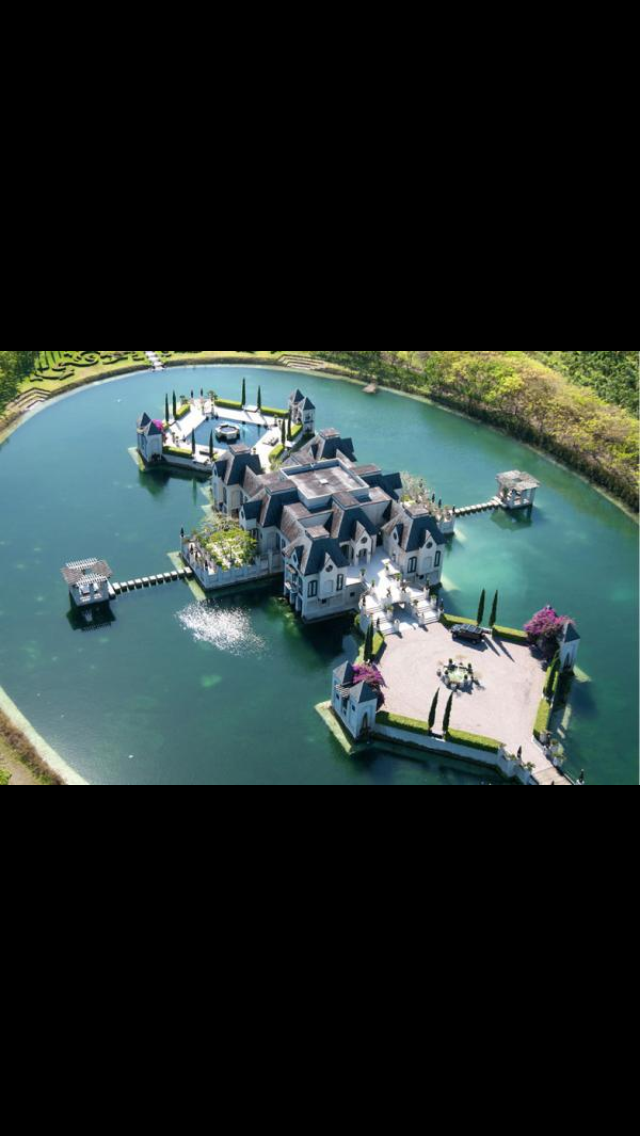 LEGOLou222's tweet photo. @DIYNetwork @bertkreischer @SamSchacher Nothing excites me more than Bert talking moats! Give #MoatCrashers the go! http://t.co/fJGbBjJeCo