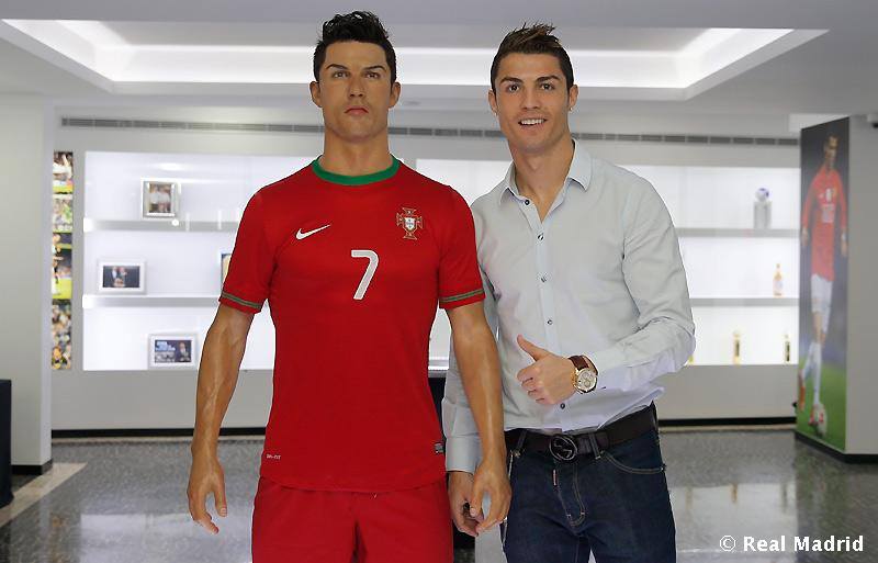 CRonaldoNews's tweet photo. Cristiano Ronaldo with his wax statue http://t.co/bfCqOKsAsj