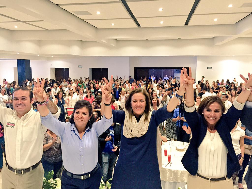 Mzavalagc's tweet photo. En #Guanajuato apoyando a nuestros candidatos @RuthLugoM @RBarajasgto y @ANavarroMX ¡Vamos a hacerlo! #VotaPAN http://t.co/1HkxJHIBLC