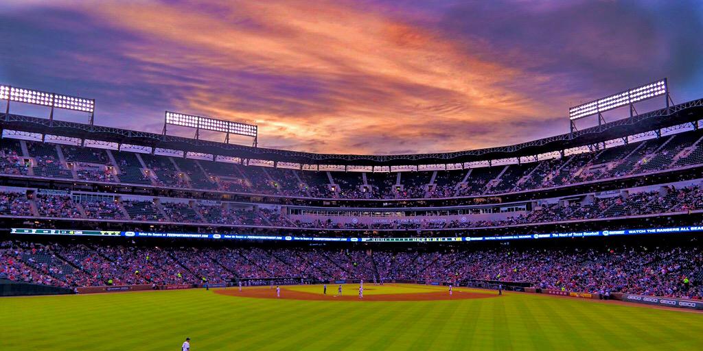SteveCallaway2's tweet photo. “@MLB: When the sky is a work of art. ⚾️👌🏻👍🏻 http://t.co/pZH60h0QXt”almost as beautiful as a night at #RonTonkinField @HillsboroHops