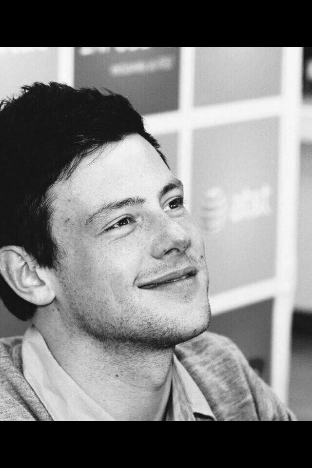 Wow como pasa el tiempo y parece fuera ayer, hoy tendrias 33 Happy Birthday Cory Monteith. Gone, but never forgotten. 