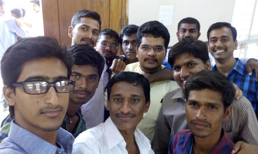 GaveeraV's tweet photo. With my friends http://t.co/mm8EtOY0f1