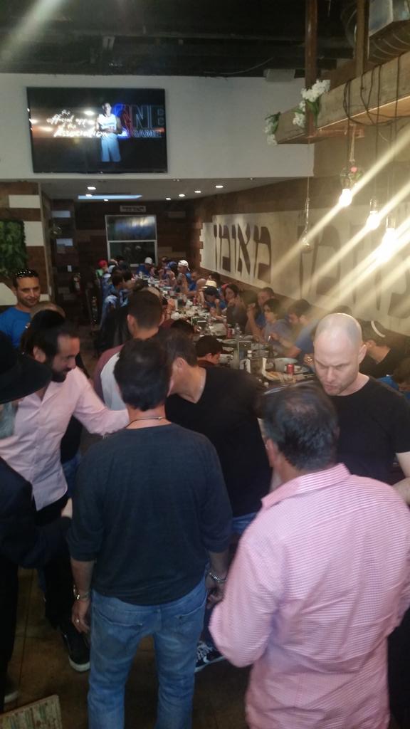 Taeemgrill's tweet photo. Taeemgrill#להושיטיד# dinner party. 
May G-D will send health to those amazing#kids.. http://t.co/TTY4VH6Fs9