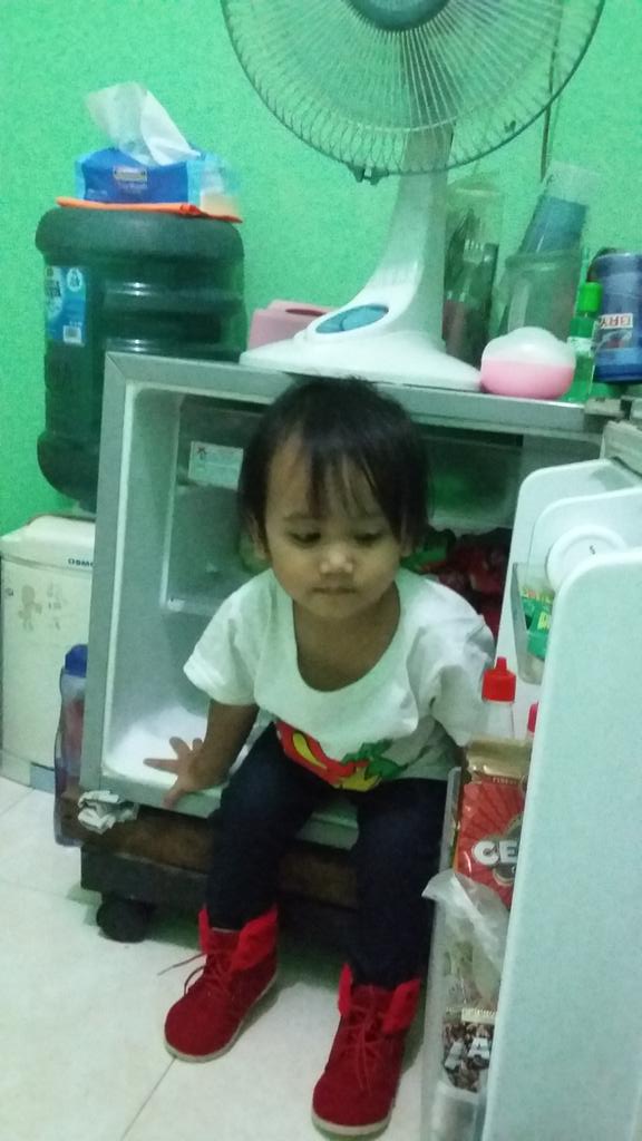 Keysha mw ngumpet kulkas nya kekecilan..hahaha..
