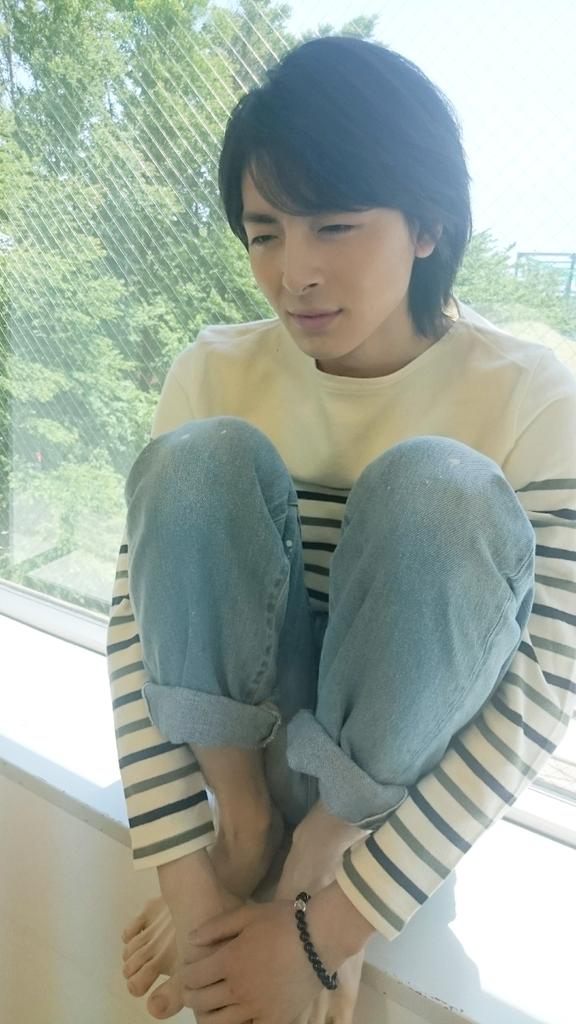 高杉真宙 公式 Twitterren 5 24発売 月刊ザテレビジョン さんに取材して頂きました 子供時代 の写真も公開します スタジオに注ぐ光が気持ちよくて 小さい頃はこんな感じだったんですよね と思わず裸足になる高杉さん 裸足で外遊びする元気な子供だった そう