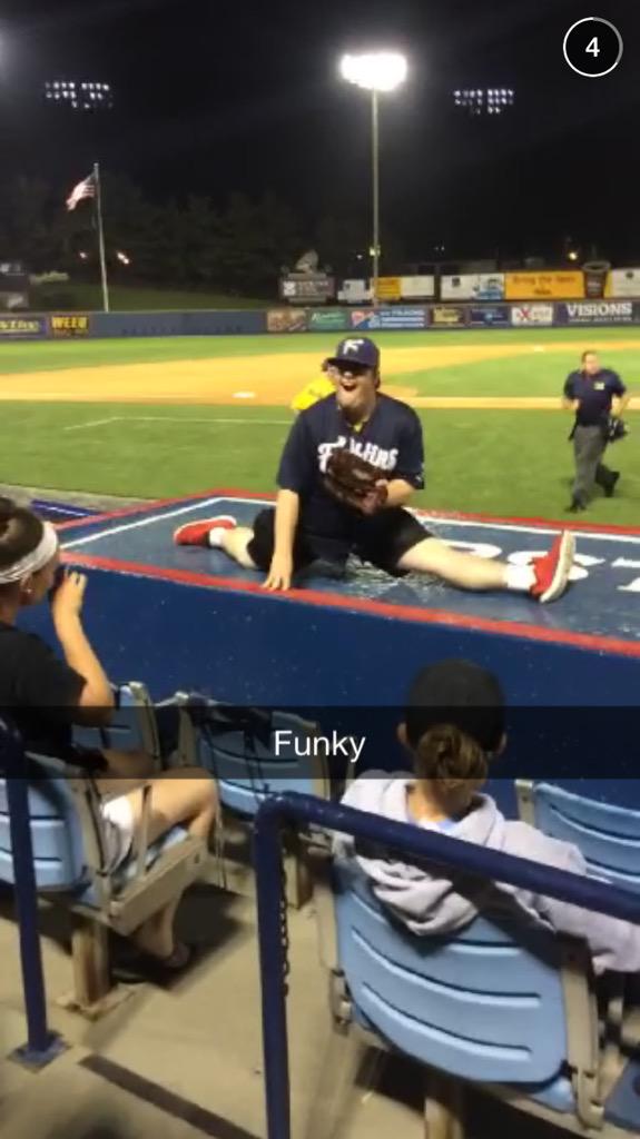Panase31's tweet image. Catching Ws and doing splits #Mifflin #FunkDaddy