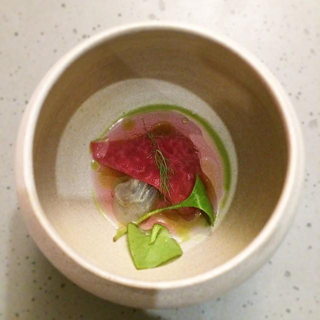ParisInstagram's tweet photo. Ostra, beterraba e limão amarelo (calamansi) #atsushitanaka #ostra #oyster #restaurantat #… http://t.co/TEY7alP0Fd http://t.co/Pw0vBmgEhP